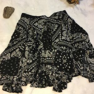 Black bandana pattern skirt